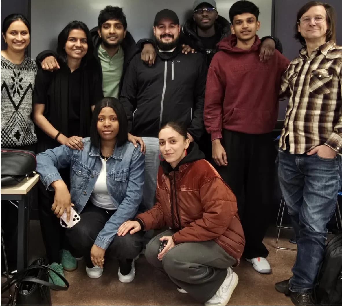 Linguistic Communication classroom group with students and instructor